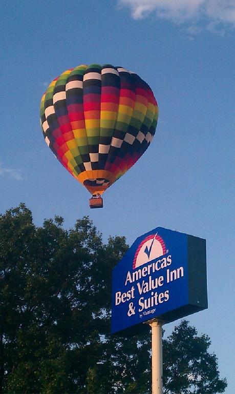 Americas Best Value Inn And Suites Overland Park Esterno foto